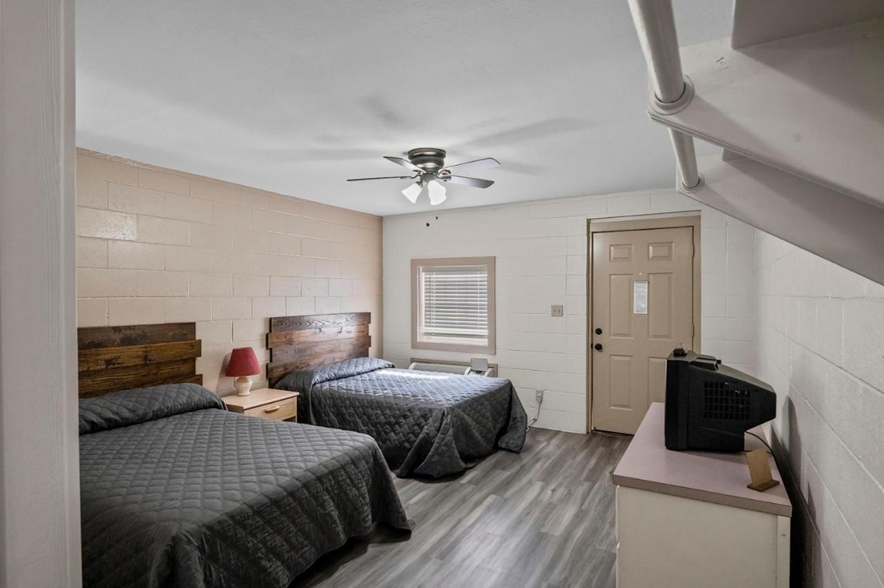 Axtons Bass City Lake Front Resort Emory Extérieur photo