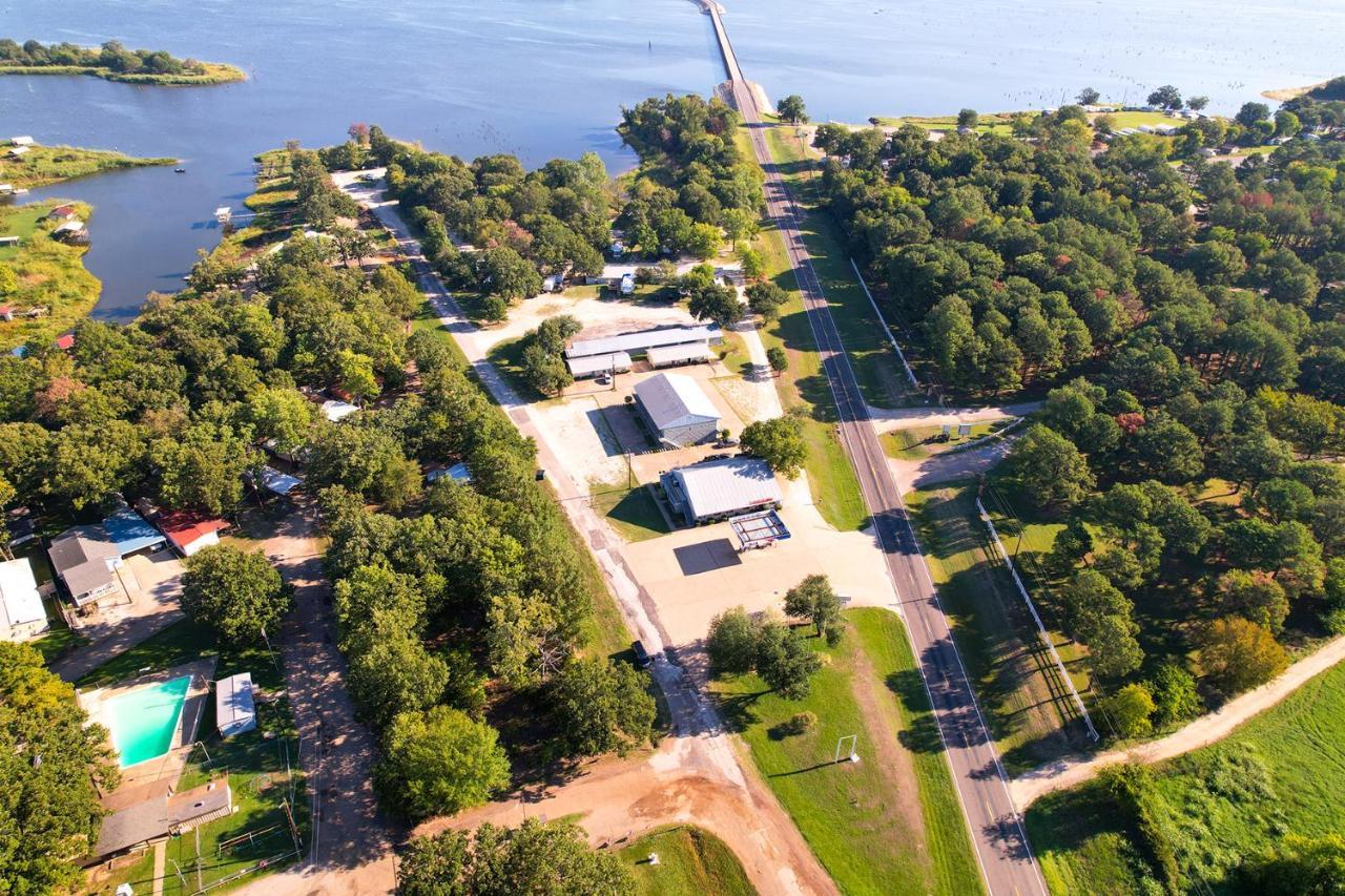 Axtons Bass City Lake Front Resort Emory Extérieur photo