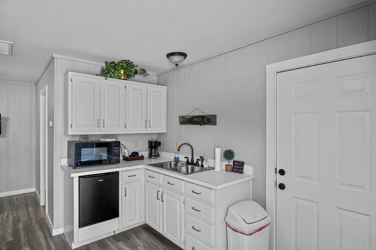 Axtons Bass City Lake Front Resort Emory Extérieur photo