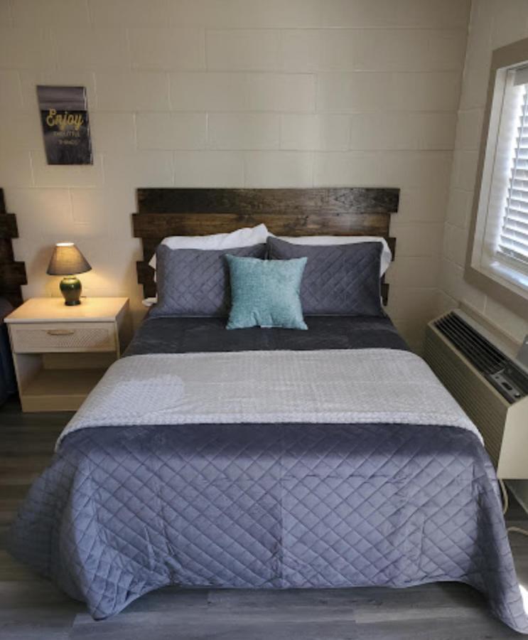 Axtons Bass City Lake Front Resort Emory Extérieur photo