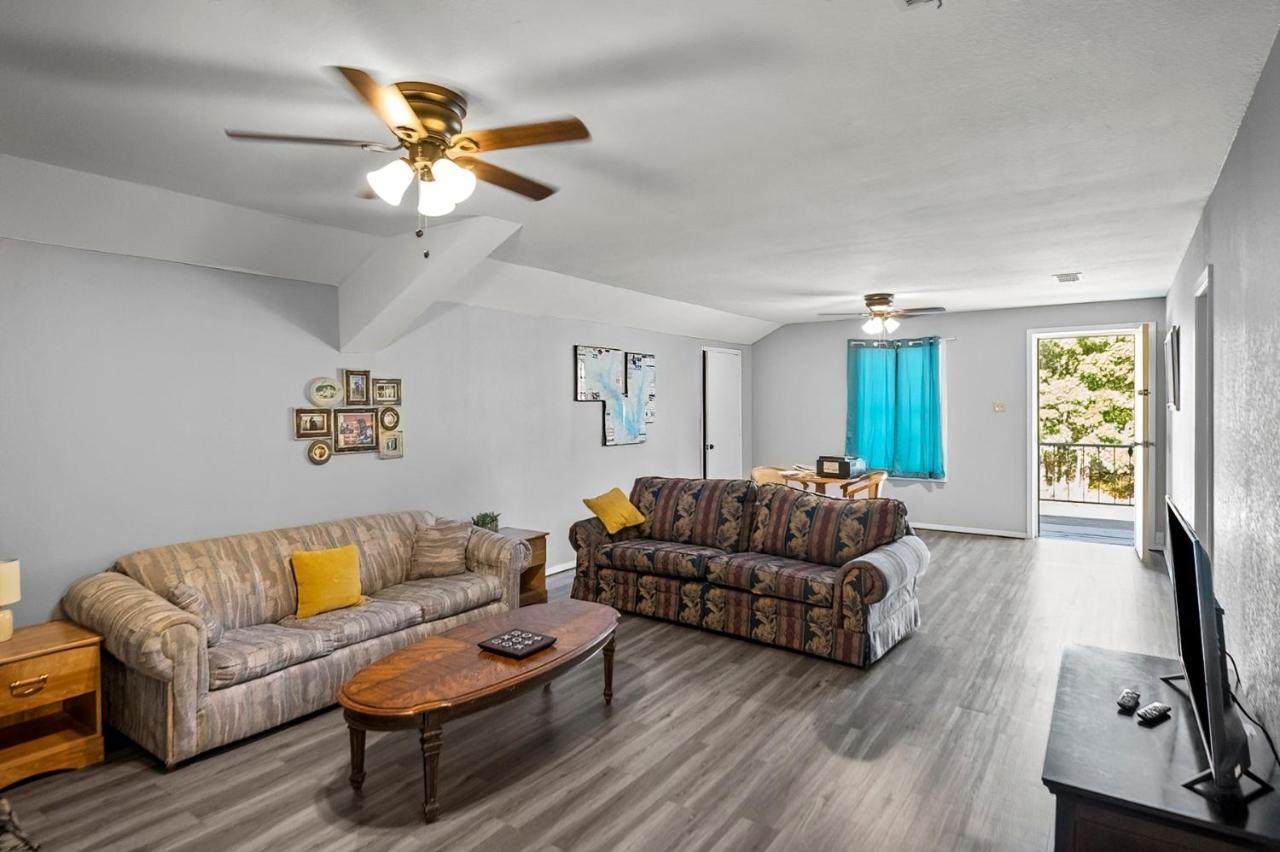 Axtons Bass City Lake Front Resort Emory Extérieur photo